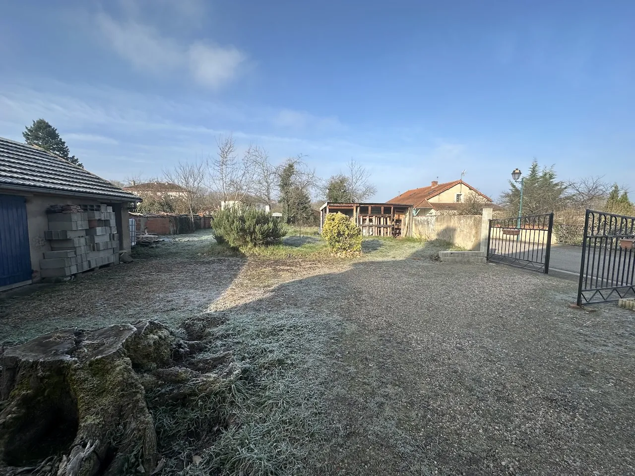 Maison de village à rénover à Chambilly, 4 chambres, grand terrain 