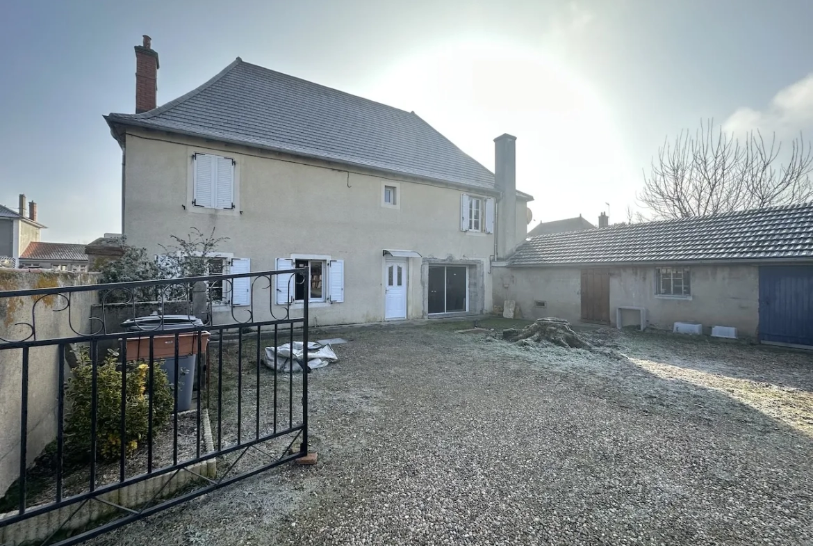 Maison de village à rénover à Chambilly, 4 chambres, grand terrain 