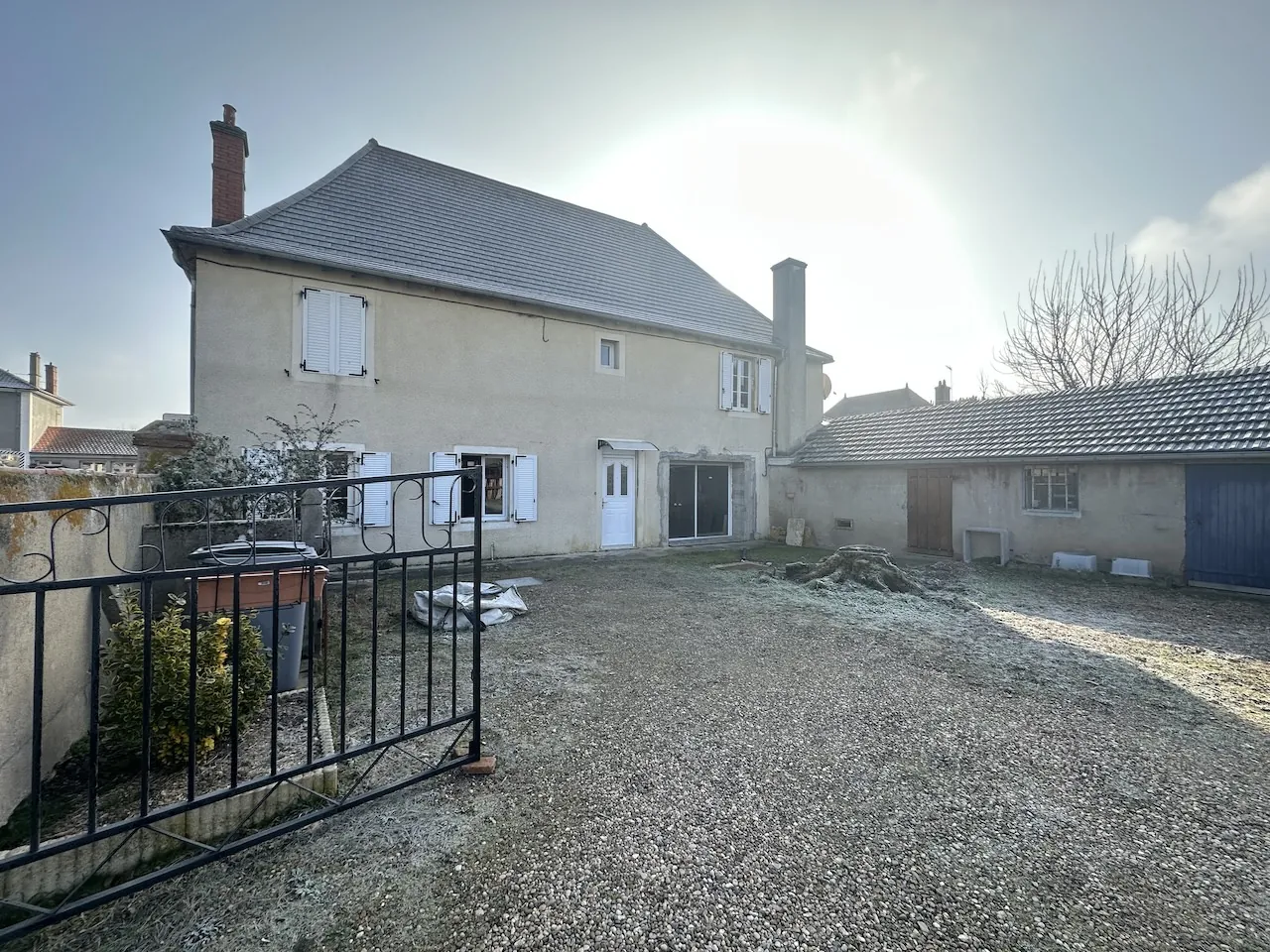 Maison de village à rénover à Chambilly, 4 chambres, grand terrain 