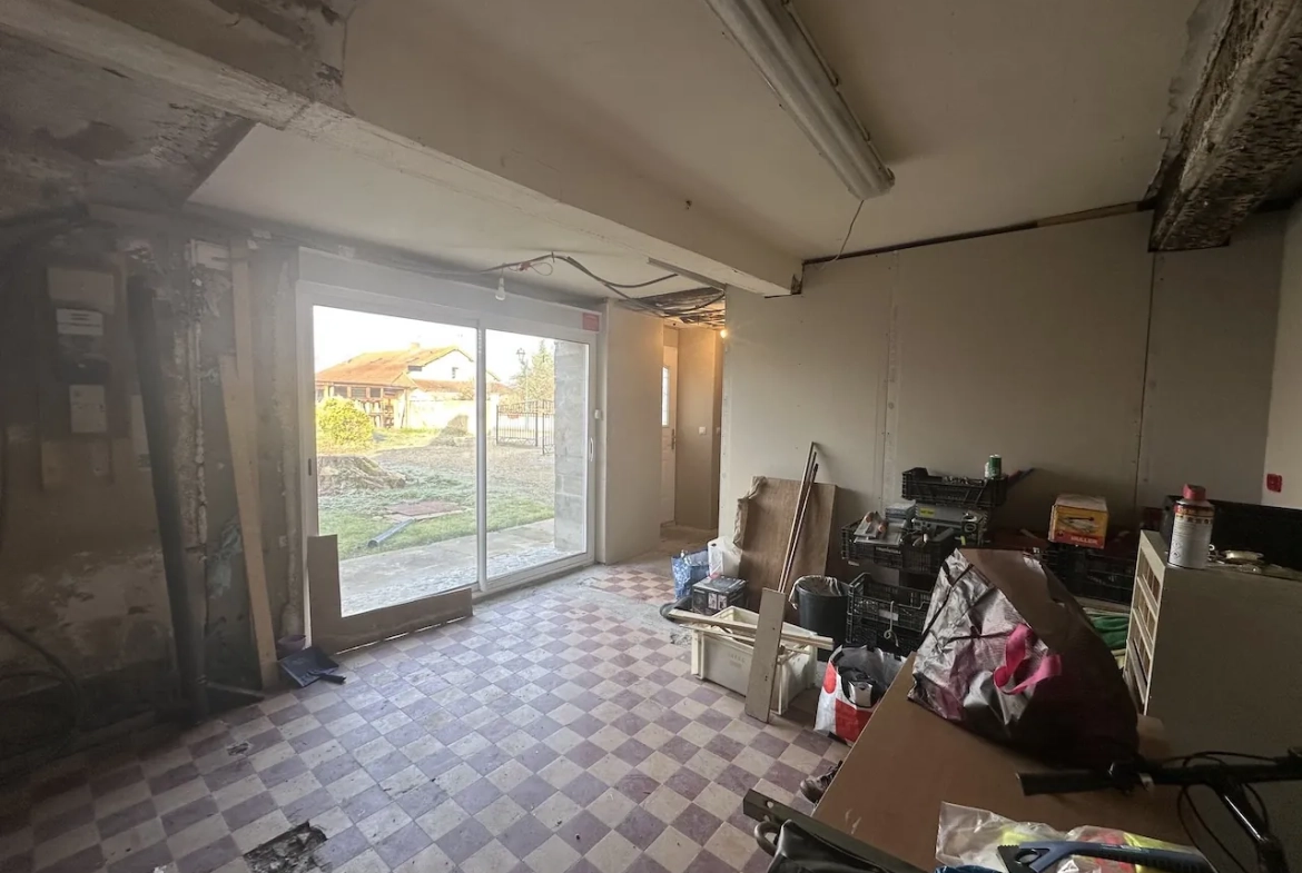 Maison de village à rénover à Chambilly, 4 chambres, grand terrain 