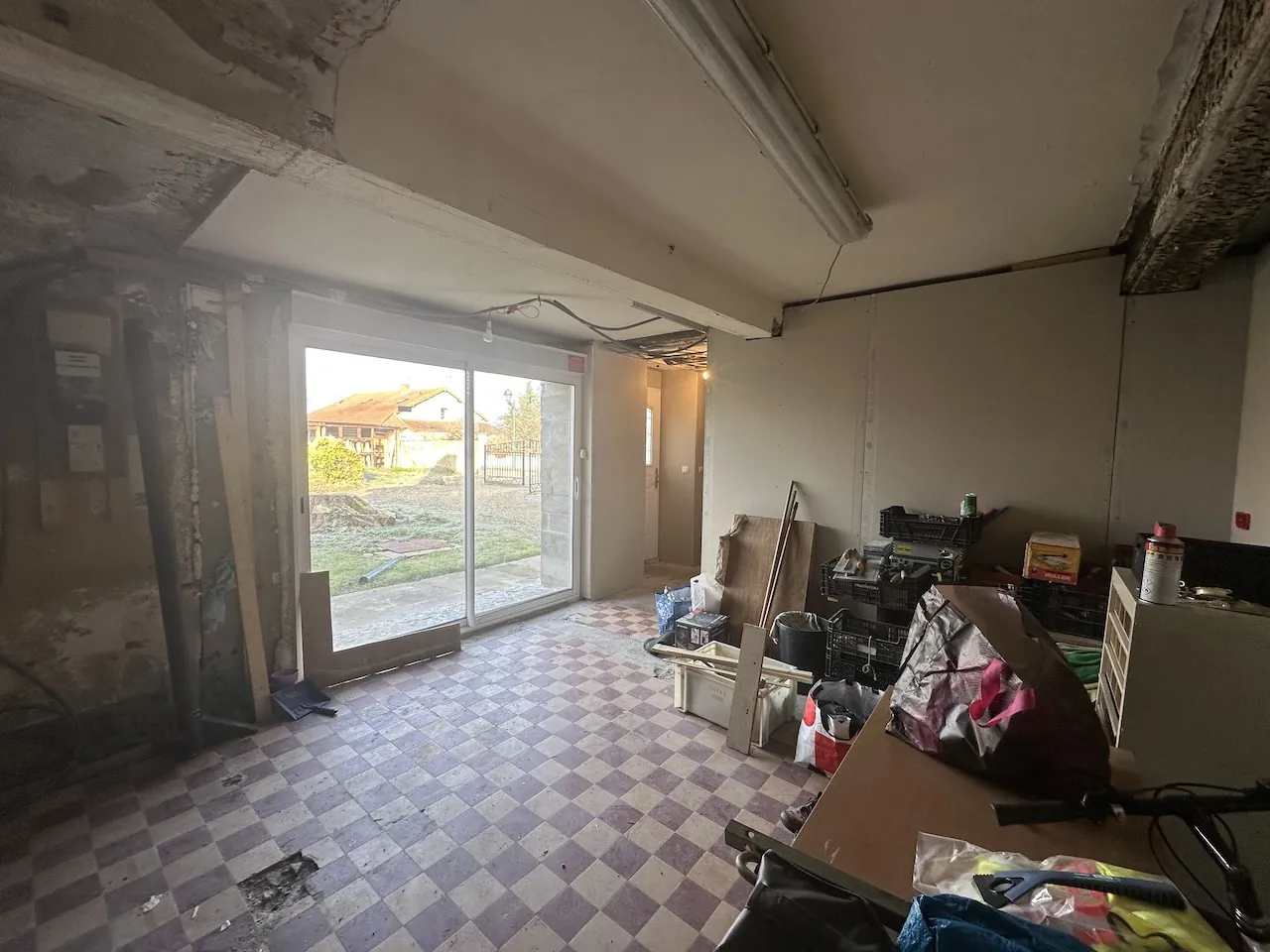 Maison de village à rénover à Chambilly, 4 chambres, grand terrain 