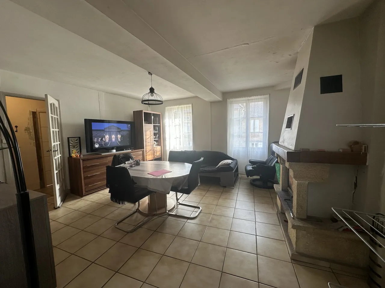 Maison de village à rénover à Chambilly, 4 chambres, grand terrain 