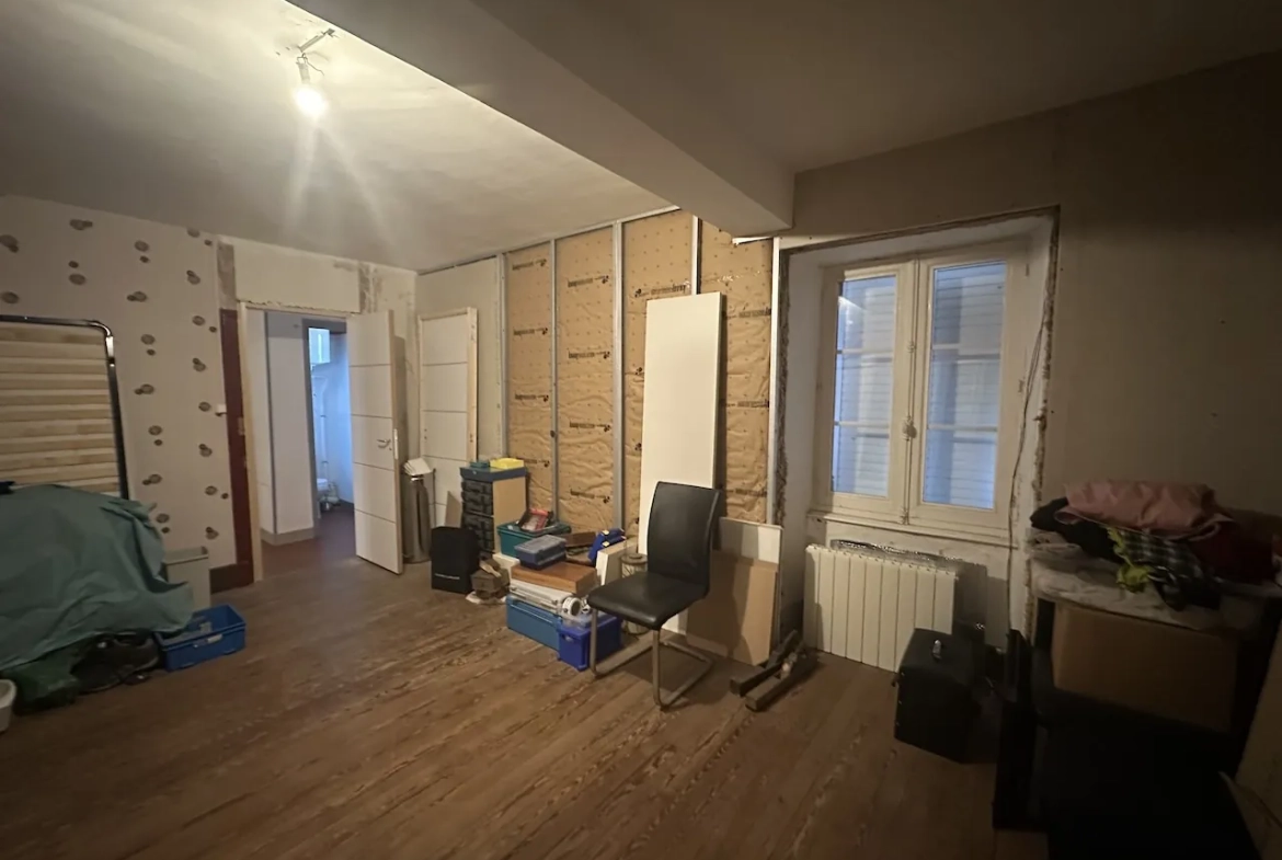 Maison de village à rénover à Chambilly, 4 chambres, grand terrain 