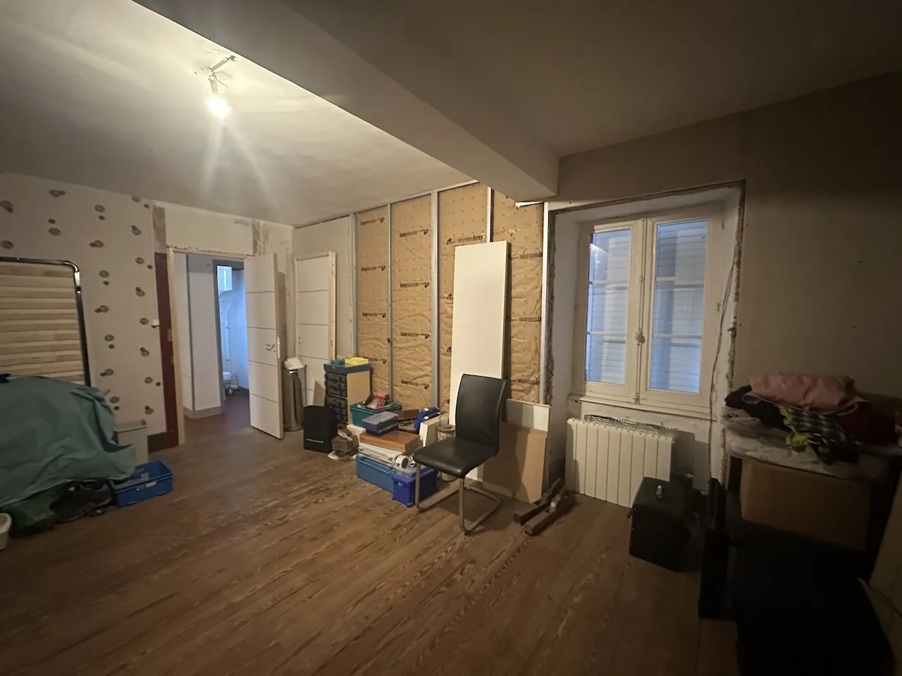 Maison de village à rénover à Chambilly, 4 chambres, grand terrain 
