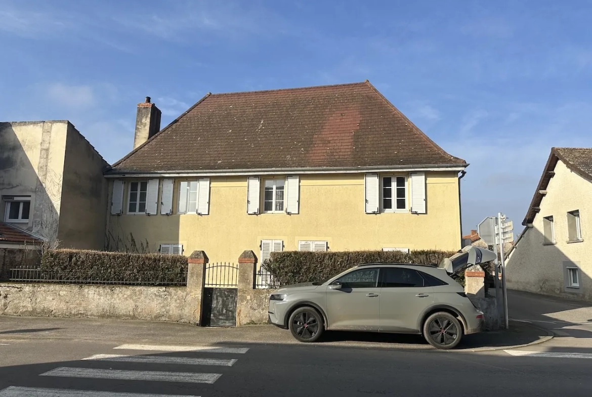 Maison de village à rénover à Chambilly, 4 chambres, grand terrain 