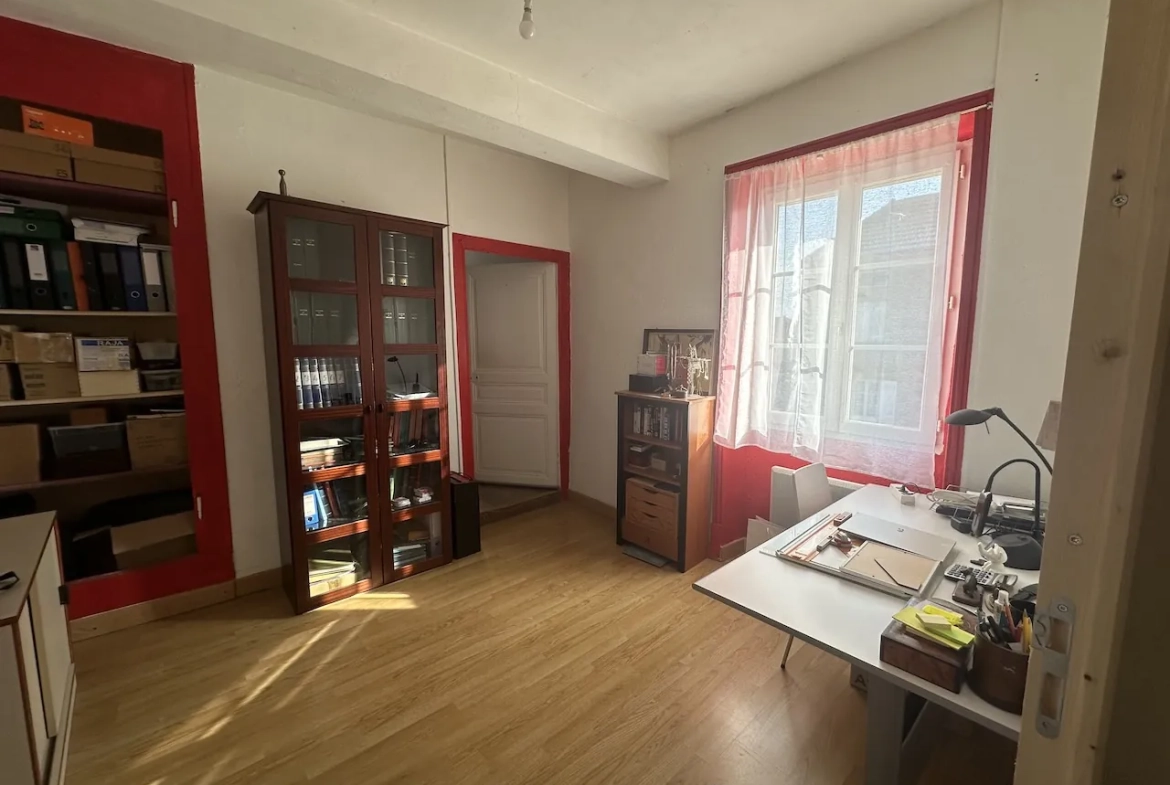 Maison de village à rénover à Chambilly, 4 chambres, grand terrain 