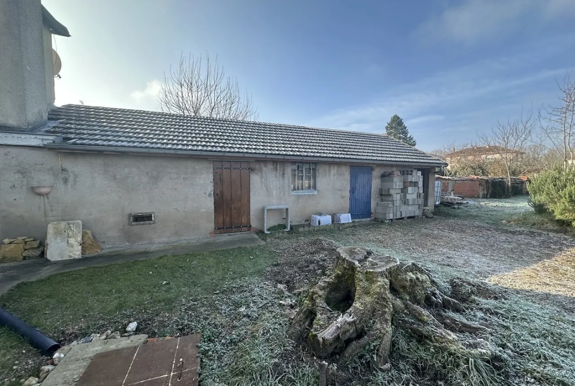 Maison de village à rénover à Chambilly, 4 chambres, grand terrain 