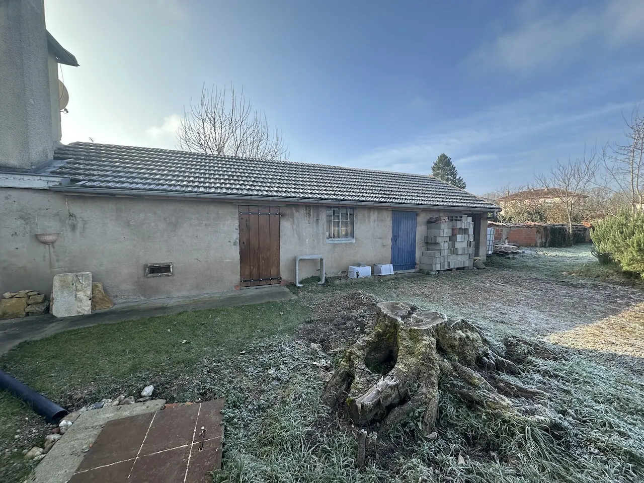 Maison de village à rénover à Chambilly, 4 chambres, grand terrain 