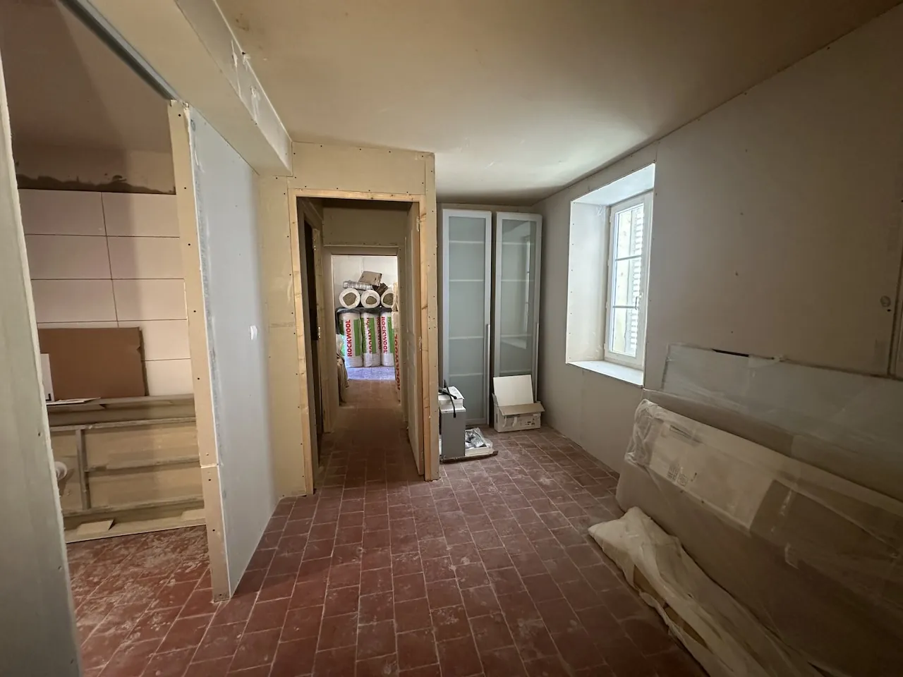 Maison de village à rénover à Chambilly, 4 chambres, grand terrain 