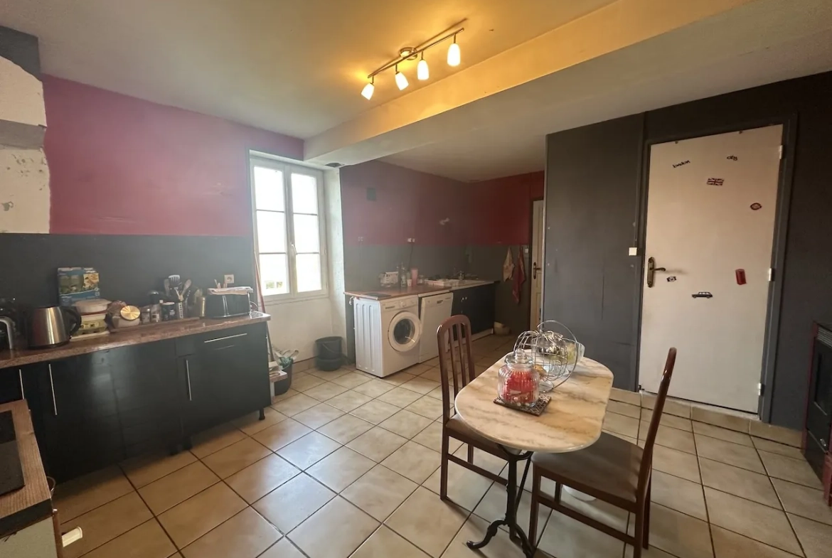 Maison de village à rénover à Chambilly, 4 chambres, grand terrain 