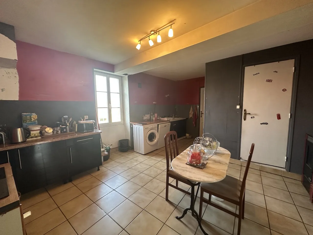 Maison de village à rénover à Chambilly, 4 chambres, grand terrain 