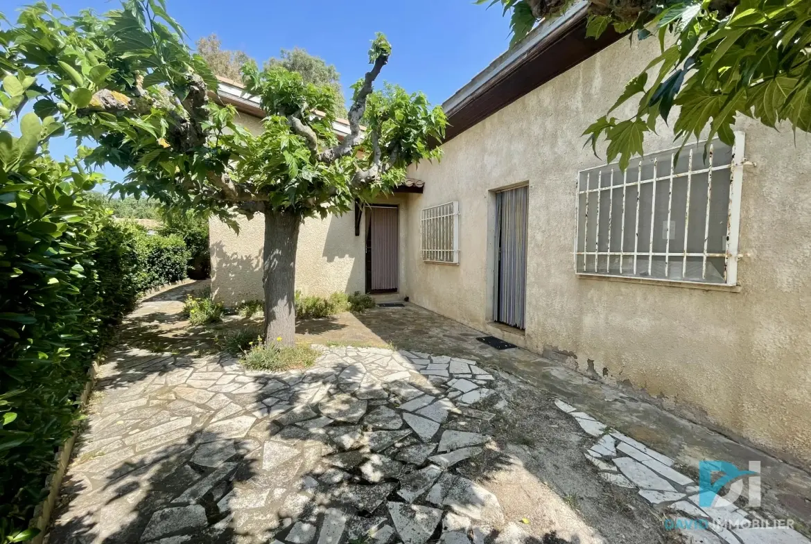 Villa à Vias Plage à quelques mètres de la plage avec dépendance et grand terrain 
