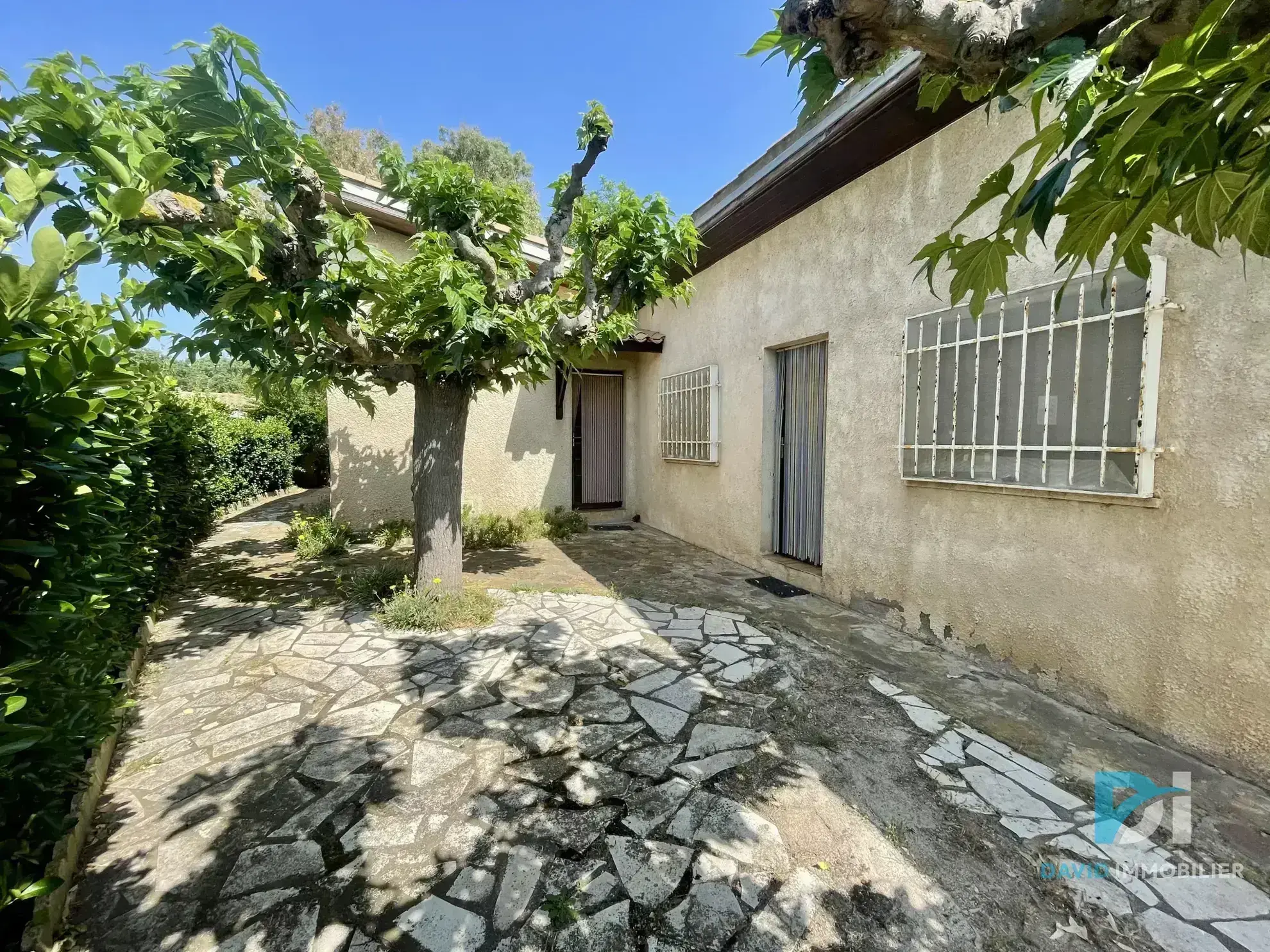 Villa à Vias Plage à quelques mètres de la plage avec dépendance et grand terrain 