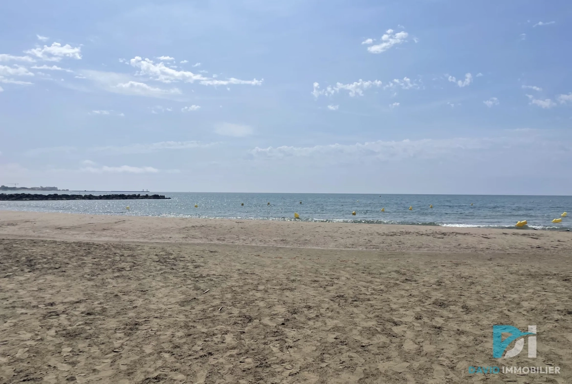 Villa à Vias Plage à quelques mètres de la plage avec dépendance et grand terrain 