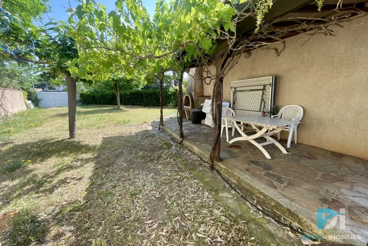 Villa à Vias Plage à quelques mètres de la plage avec dépendance et grand terrain 