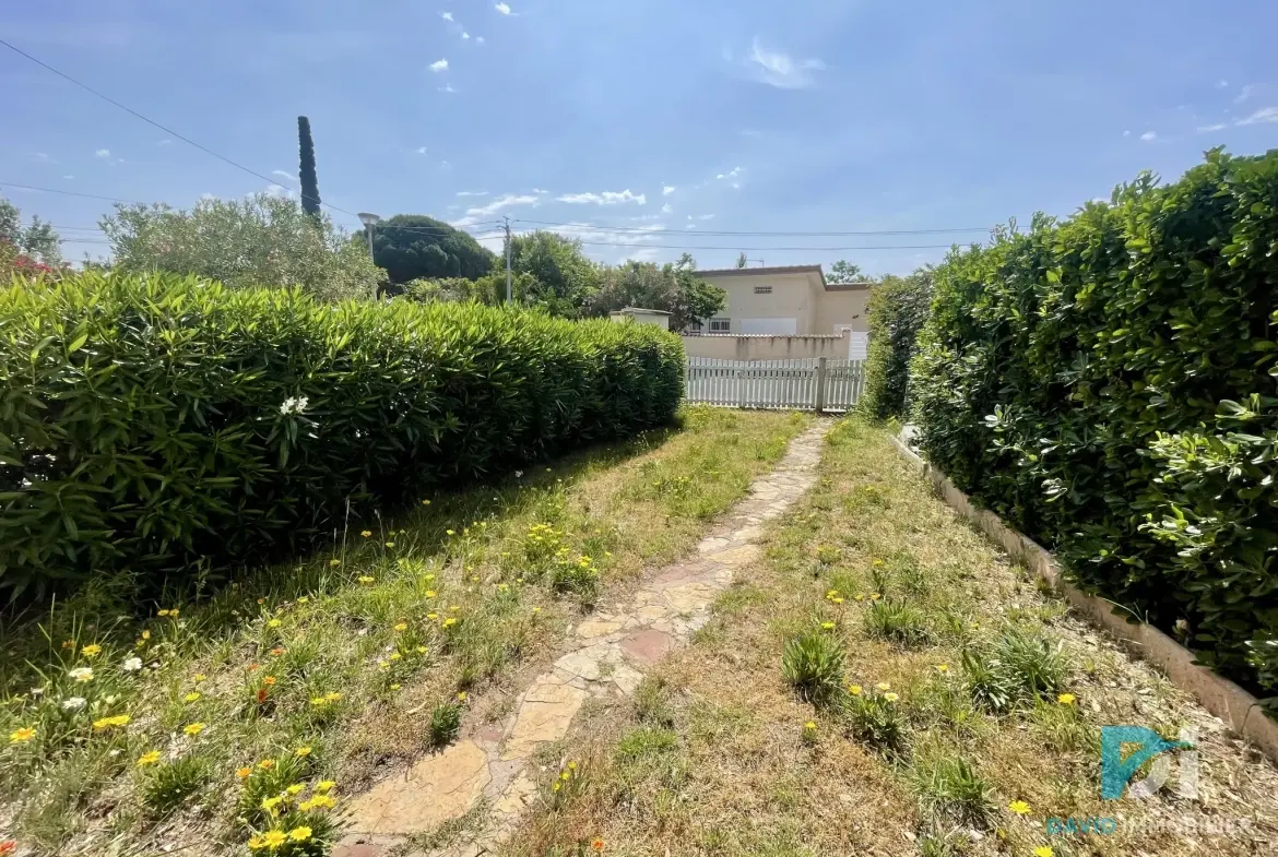 Villa à Vias Plage à quelques mètres de la plage avec dépendance et grand terrain 