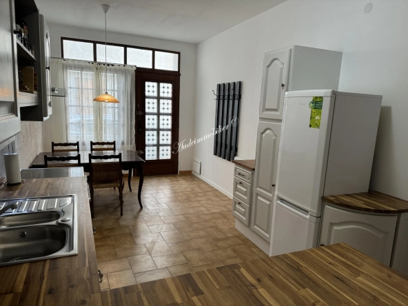 Maison de ville à Limoux avec cour et loggia - 108 m²