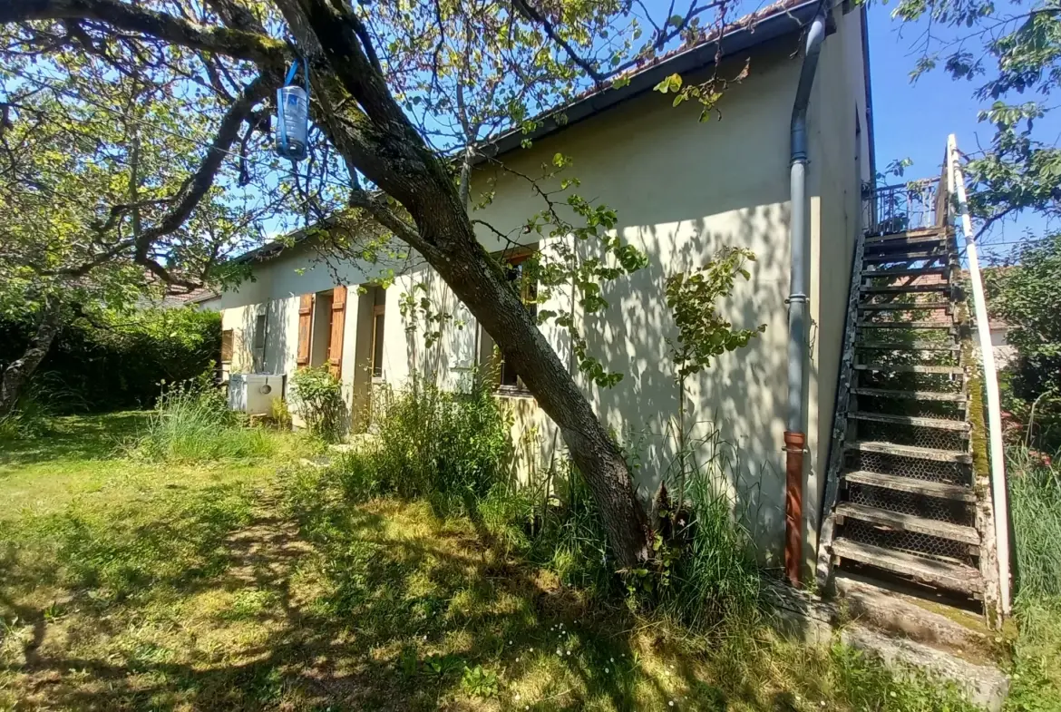 Charme maison de village avec potentiel de 2 chambres à La Chapelle aux Chasses 