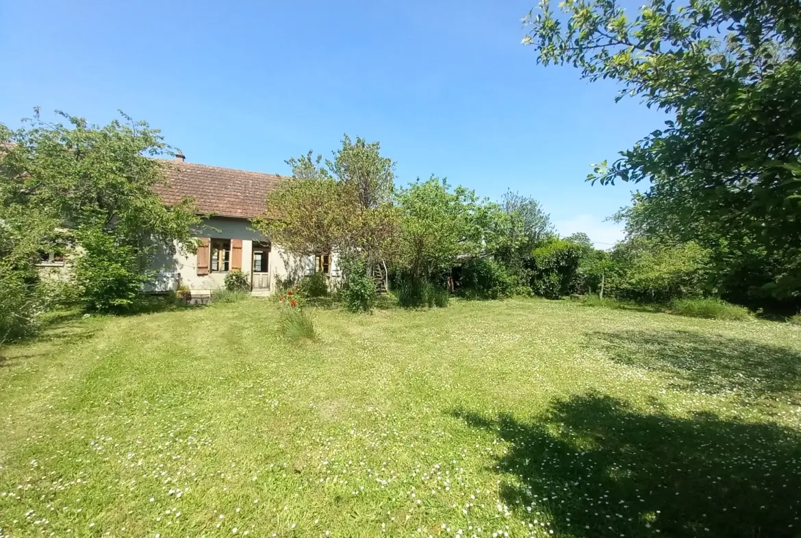 Charme maison de village avec potentiel de 2 chambres à La Chapelle aux Chasses 
