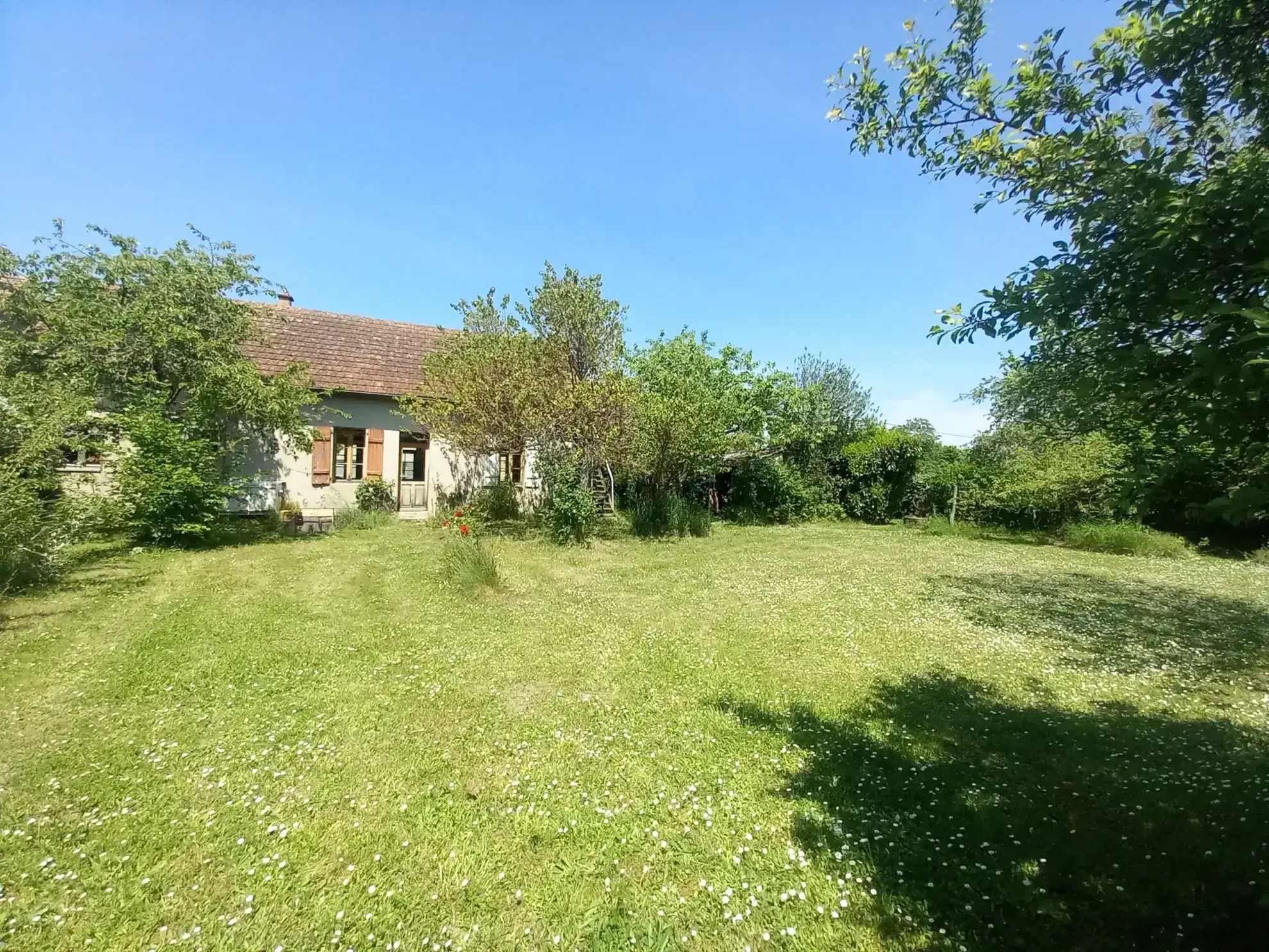 Charme maison de village avec potentiel de 2 chambres à La Chapelle aux Chasses 