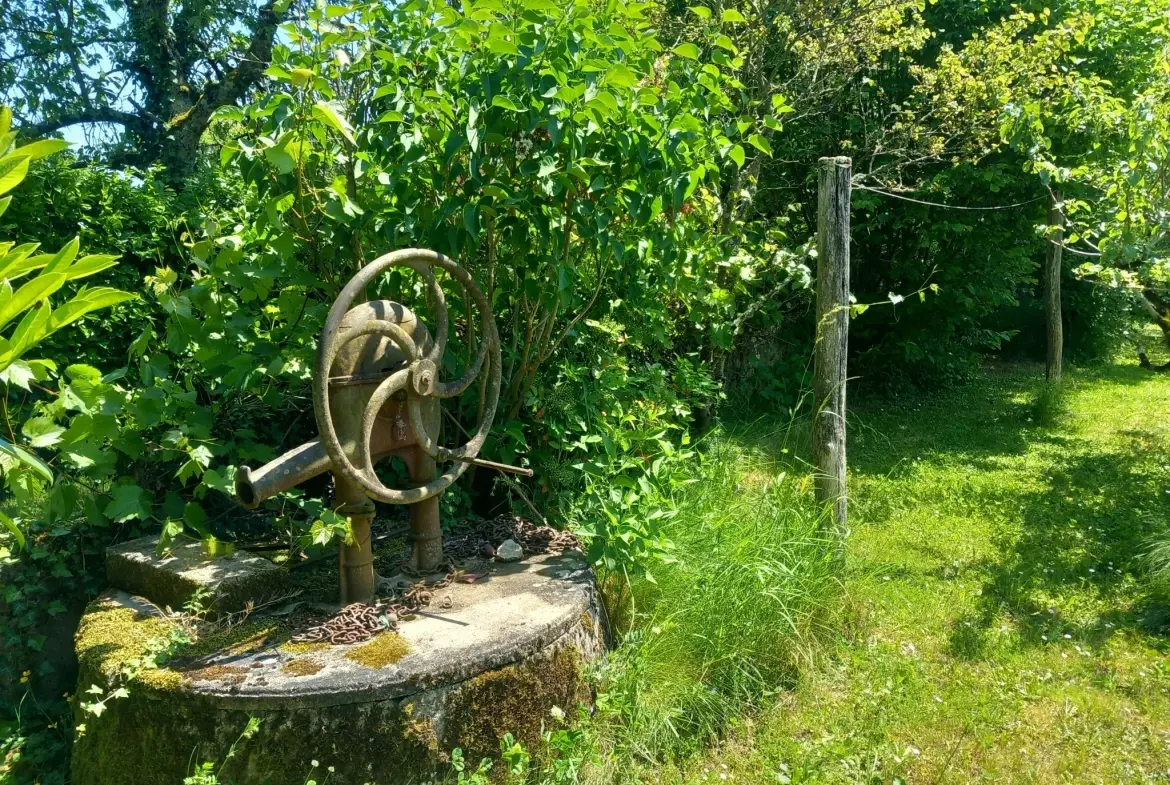 Charme maison de village avec potentiel de 2 chambres à La Chapelle aux Chasses 