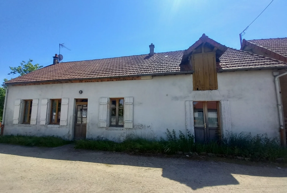 Charme maison de village avec potentiel de 2 chambres à La Chapelle aux Chasses 