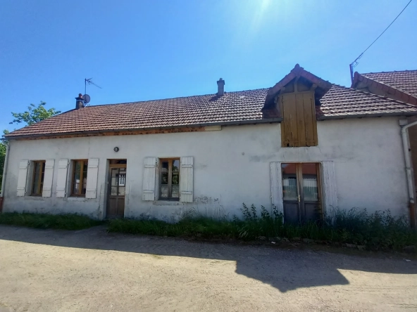 Charme maison de village avec potentiel de 2 chambres à La Chapelle aux Chasses
