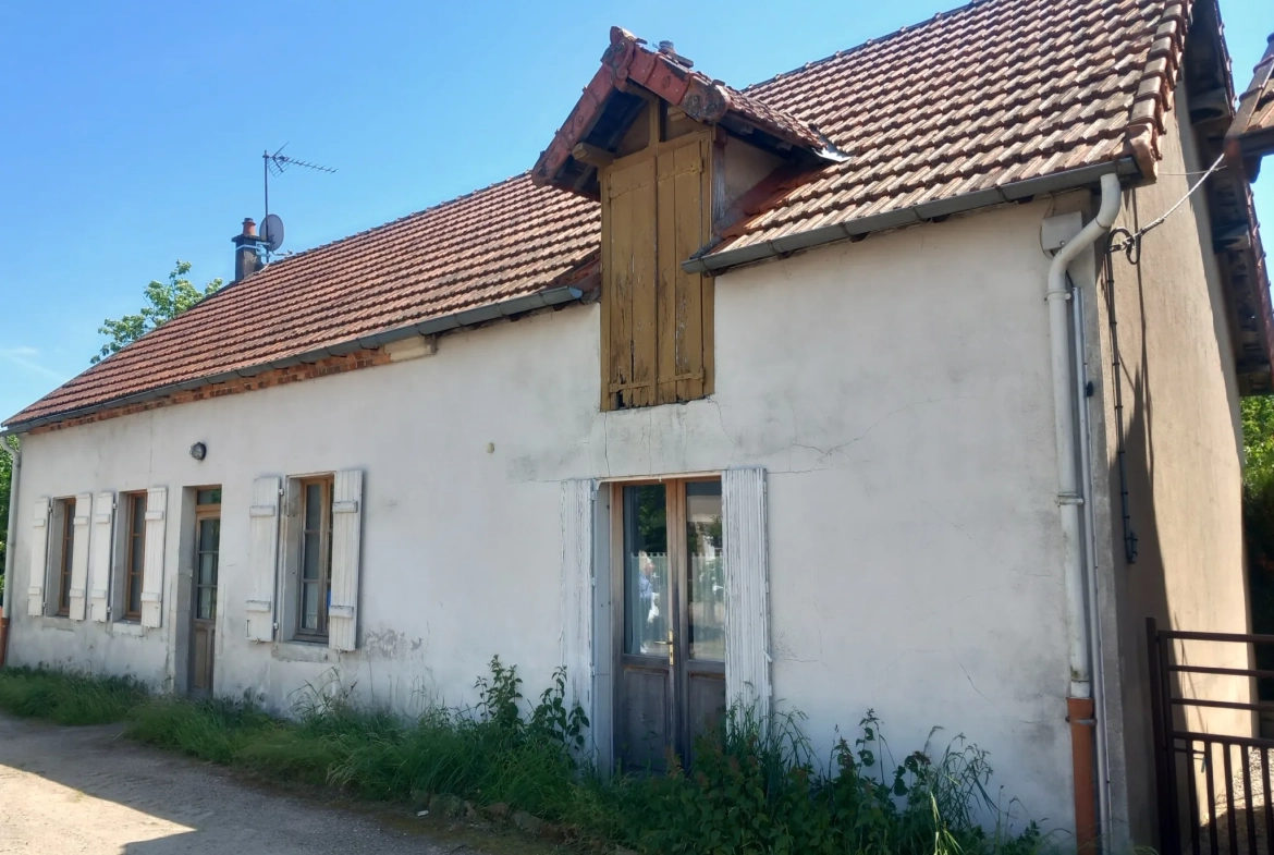 Charme maison de village avec potentiel de 2 chambres à La Chapelle aux Chasses 