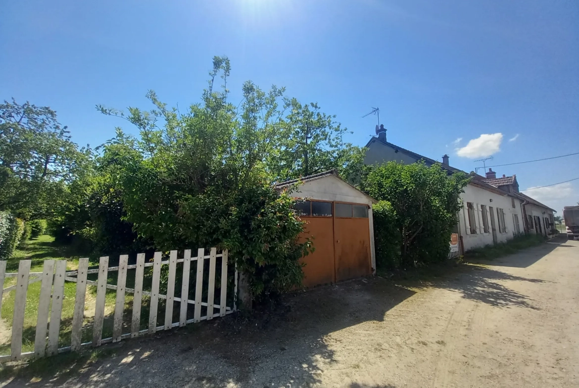 Charme maison de village avec potentiel de 2 chambres à La Chapelle aux Chasses 