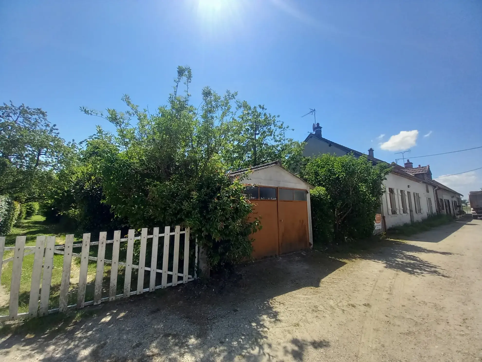 Charme maison de village avec potentiel de 2 chambres à La Chapelle aux Chasses 
