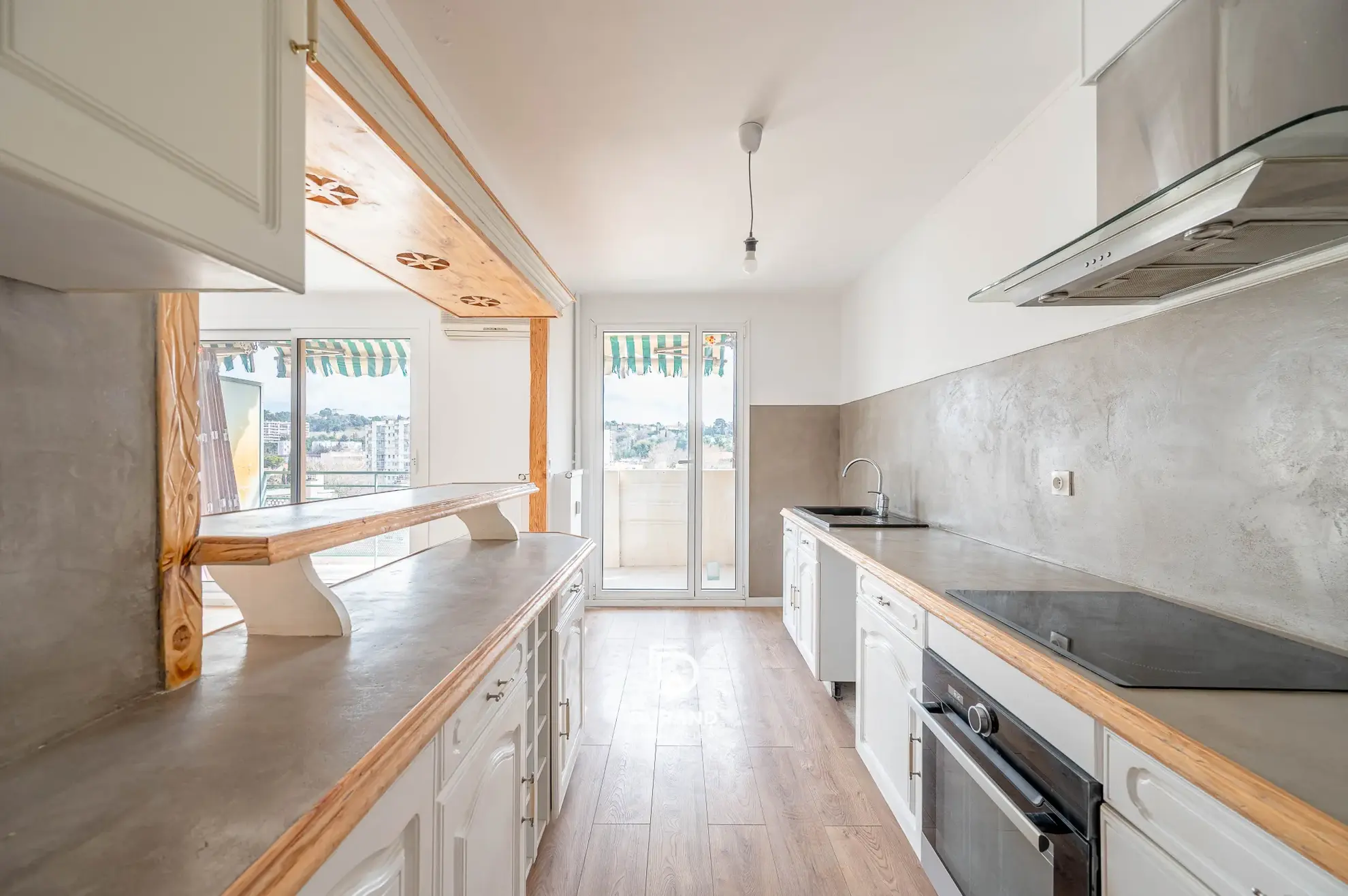 Appartement rénové 3 pièces avec terrasse et parking à Marseille 13ème 