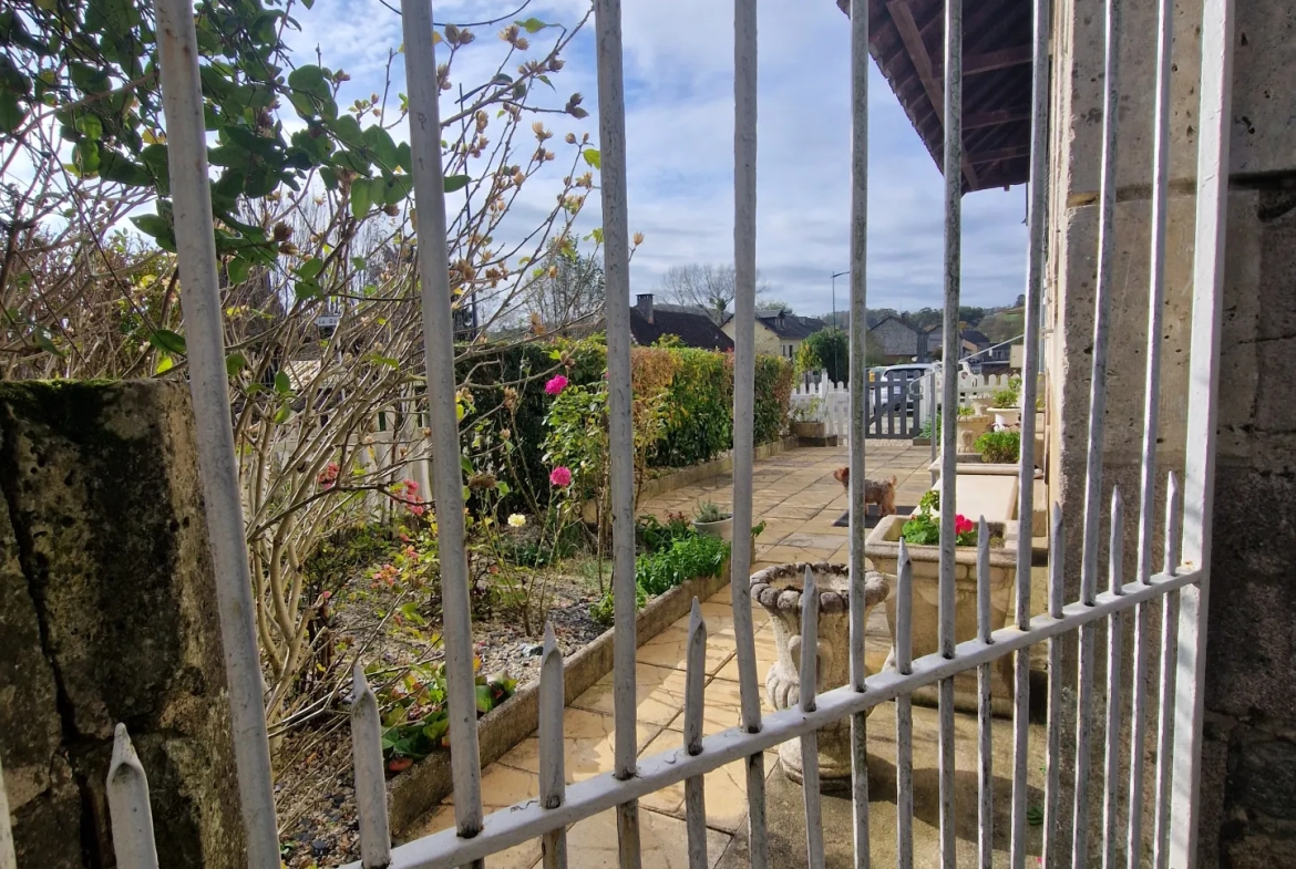 Maison en pierres avec extérieur cosy à Masseret, 4 chambres, jardin et accès facile 