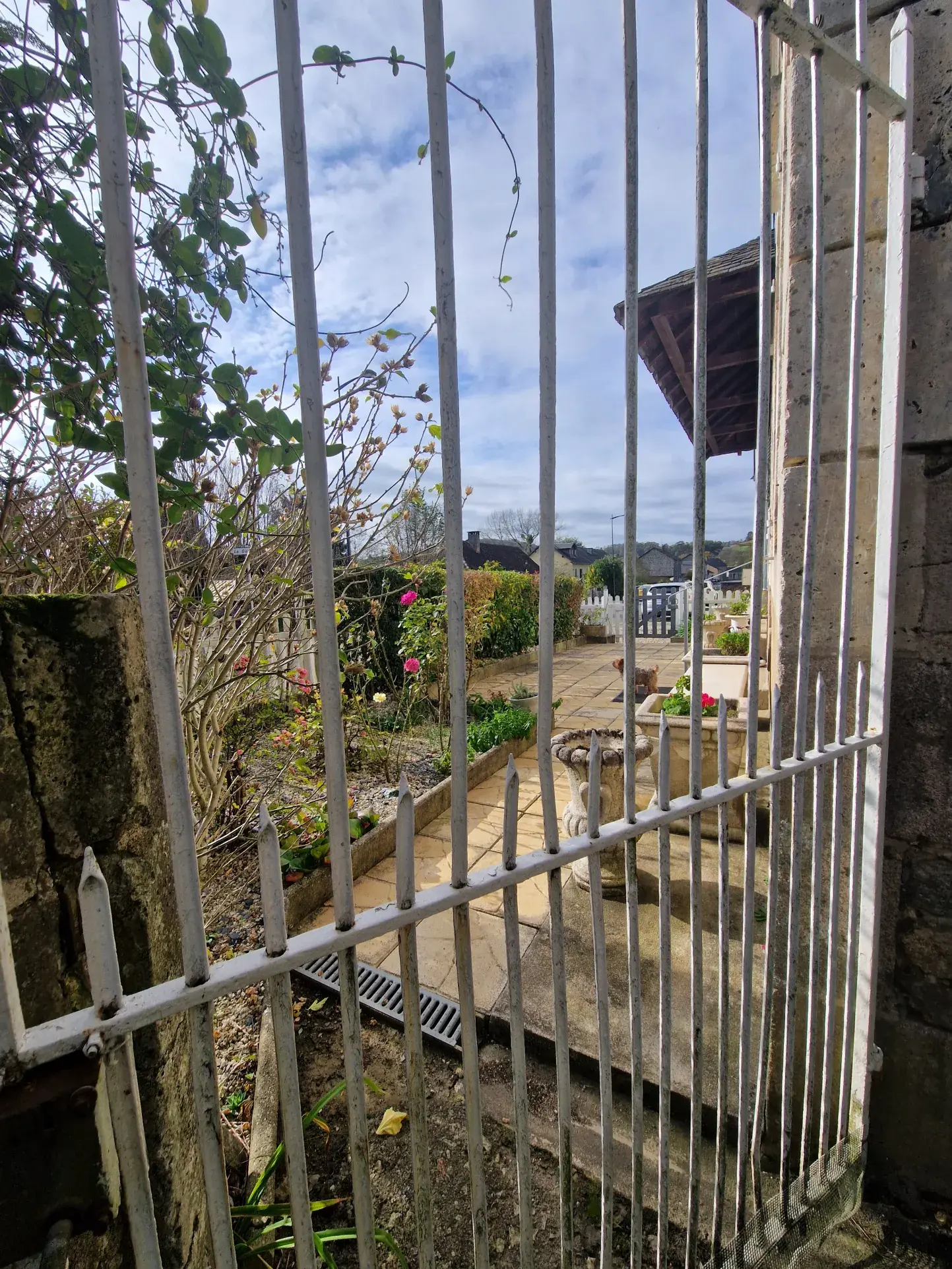 Maison en pierres avec extérieur cosy à Masseret, 4 chambres, jardin et accès facile 