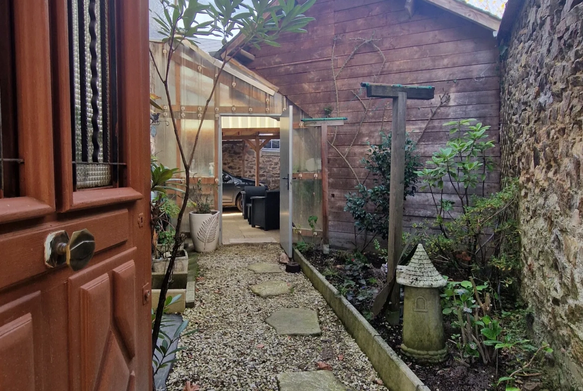 Maison en pierres avec extérieur cosy à Masseret, 4 chambres, jardin et accès facile 