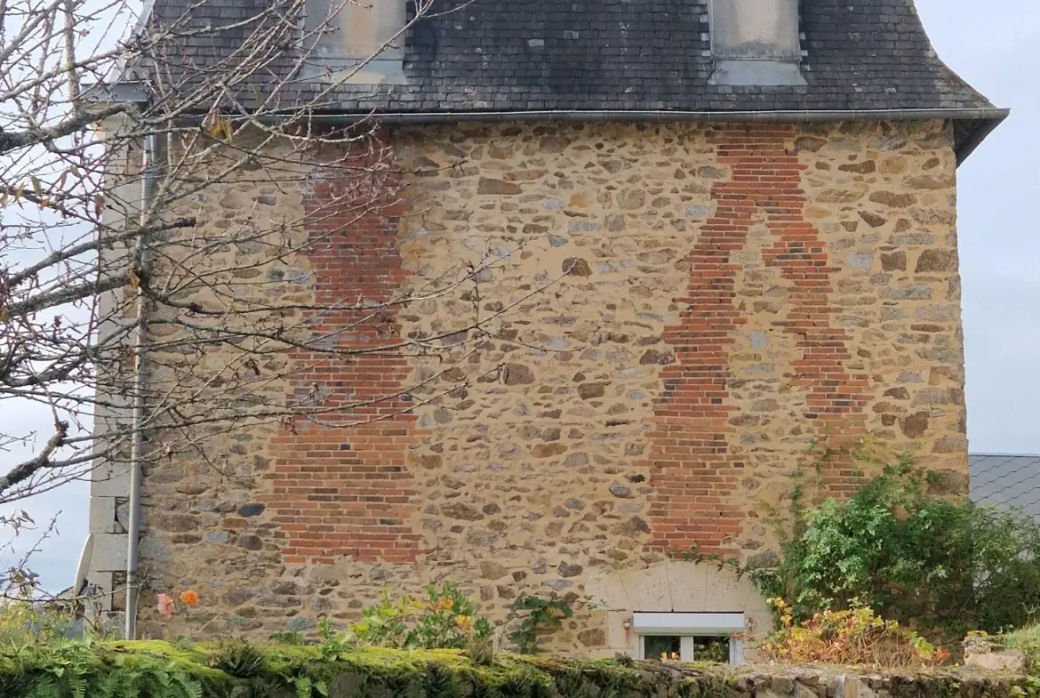 Maison en pierres avec extérieur cosy à Masseret, 4 chambres, jardin et accès facile 