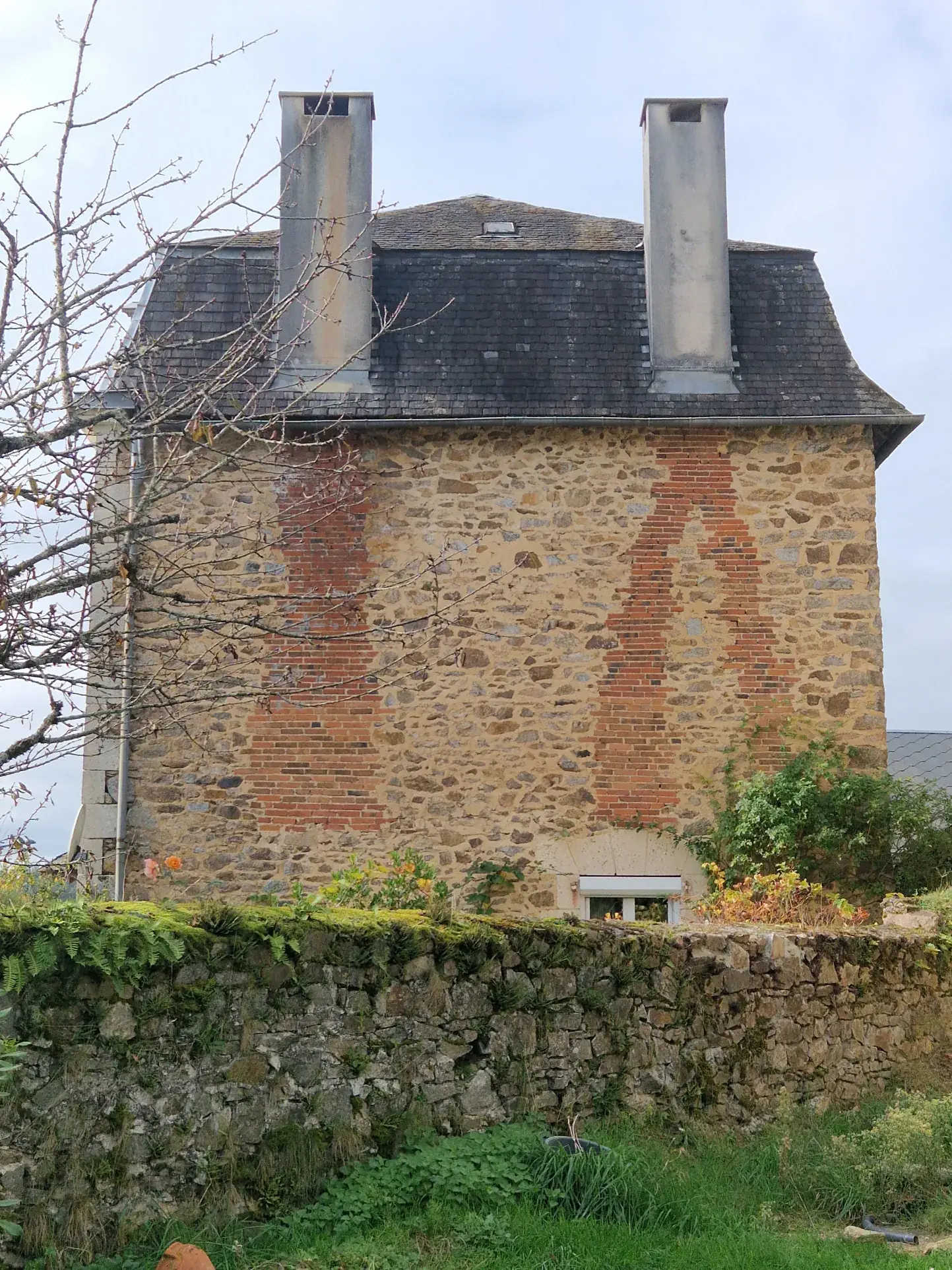 Maison en pierres avec extérieur cosy à Masseret, 4 chambres, jardin et accès facile 