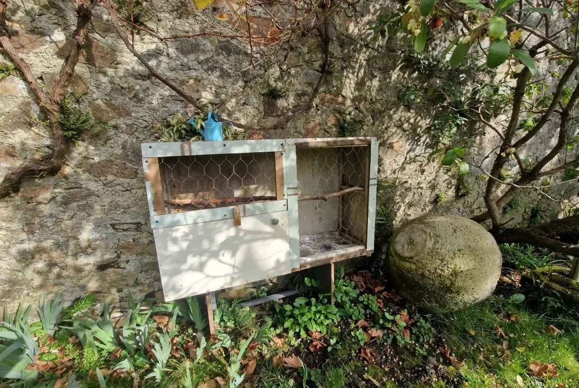 Maison en pierres avec extérieur cosy à Masseret, 4 chambres, jardin et accès facile 