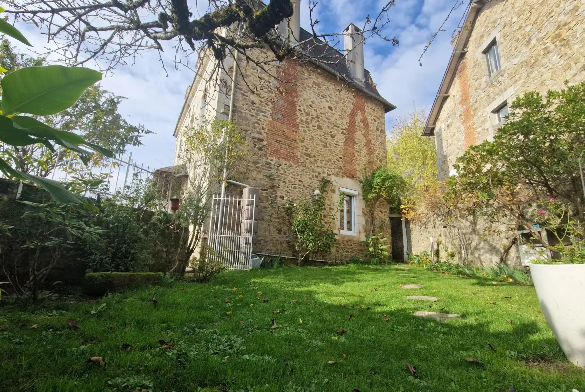 Maison en pierres avec extérieur cosy à Masseret, 4 chambres, jardin et accès facile 