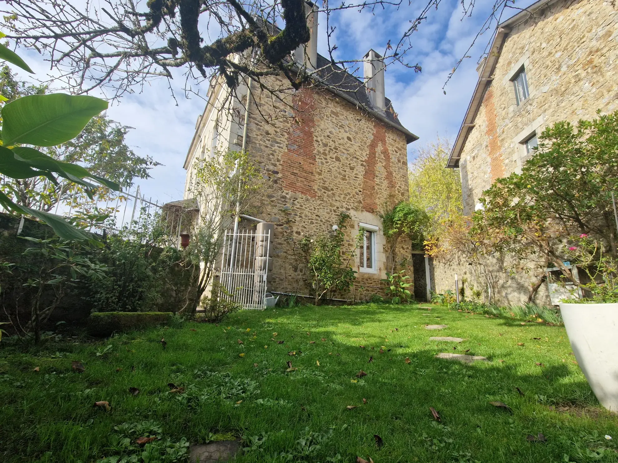Maison en pierres avec extérieur cosy à Masseret, 4 chambres, jardin et accès facile 