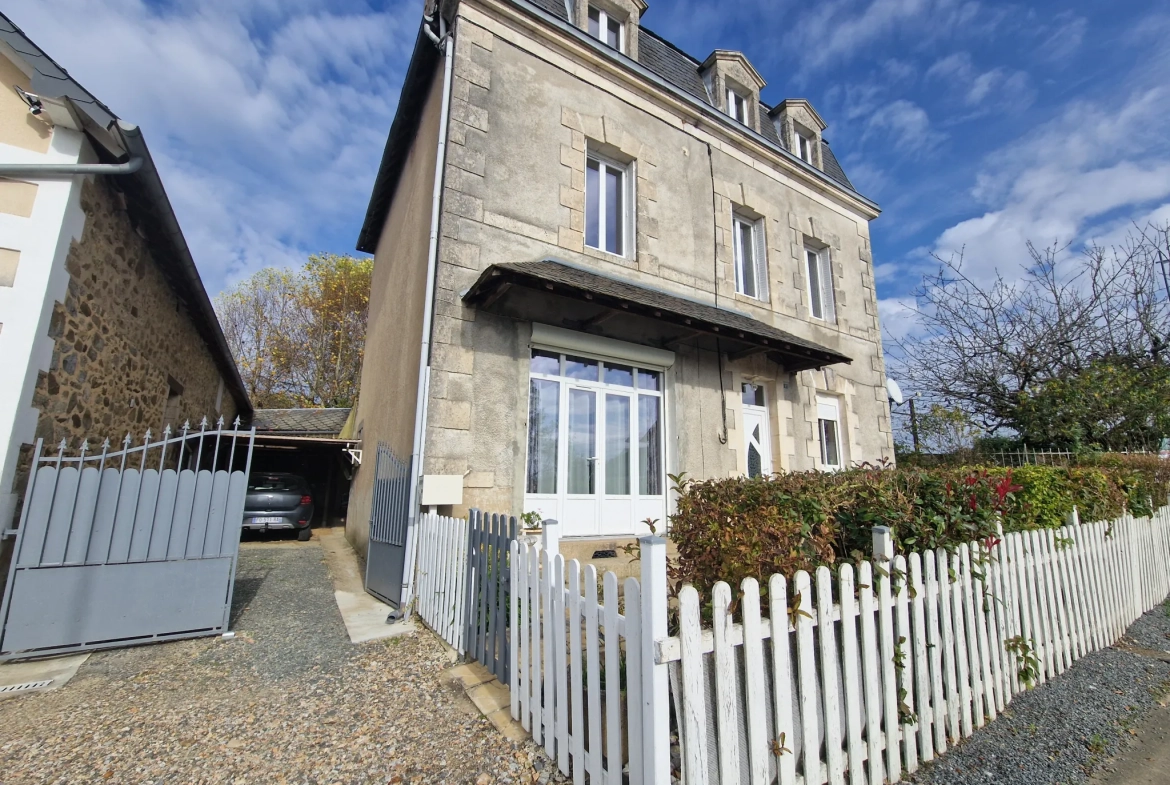 Maison en pierres avec extérieur cosy à Masseret, 4 chambres, jardin et accès facile 