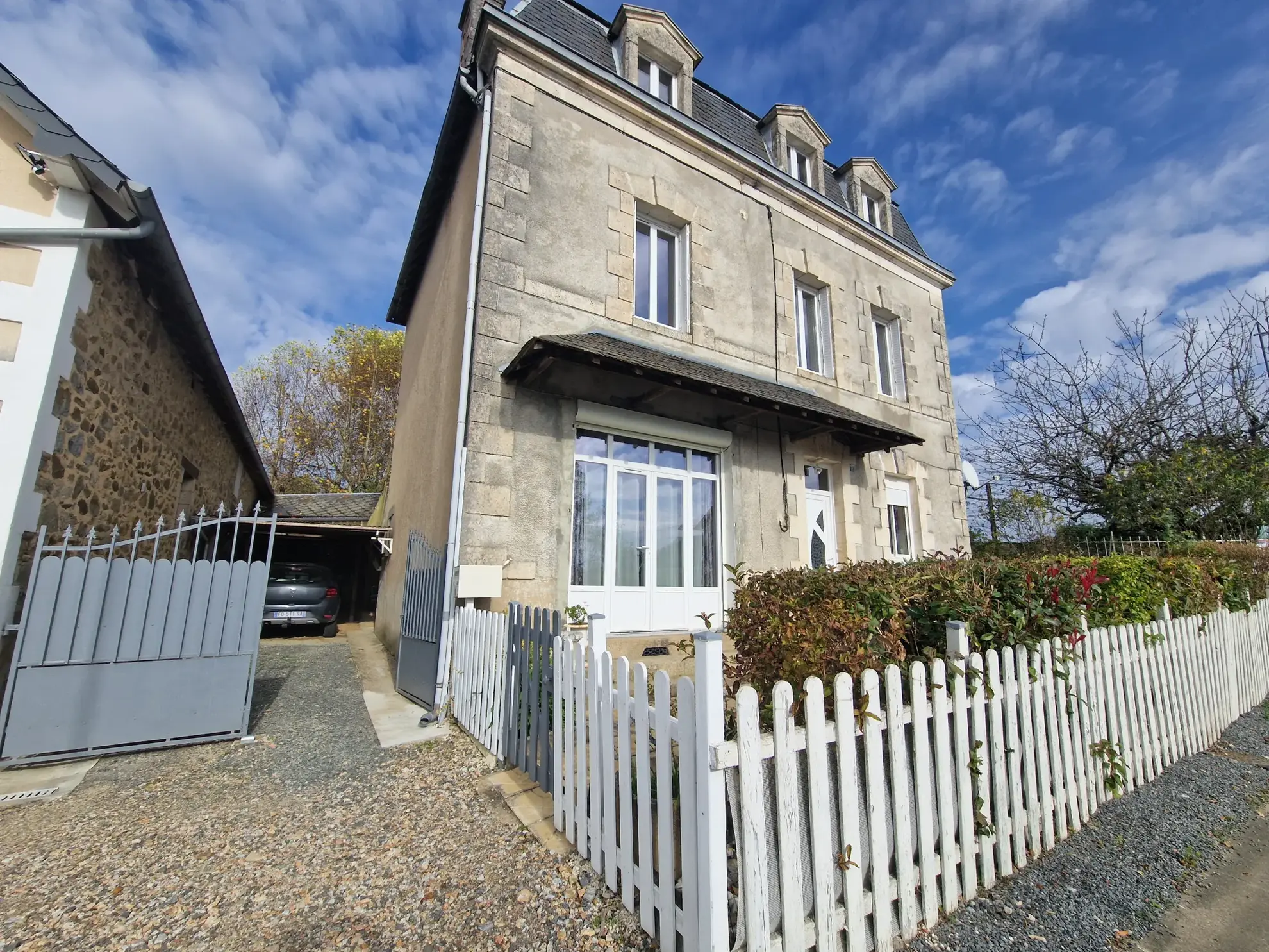 Maison en pierres avec extérieur cosy à Masseret, 4 chambres, jardin et accès facile 