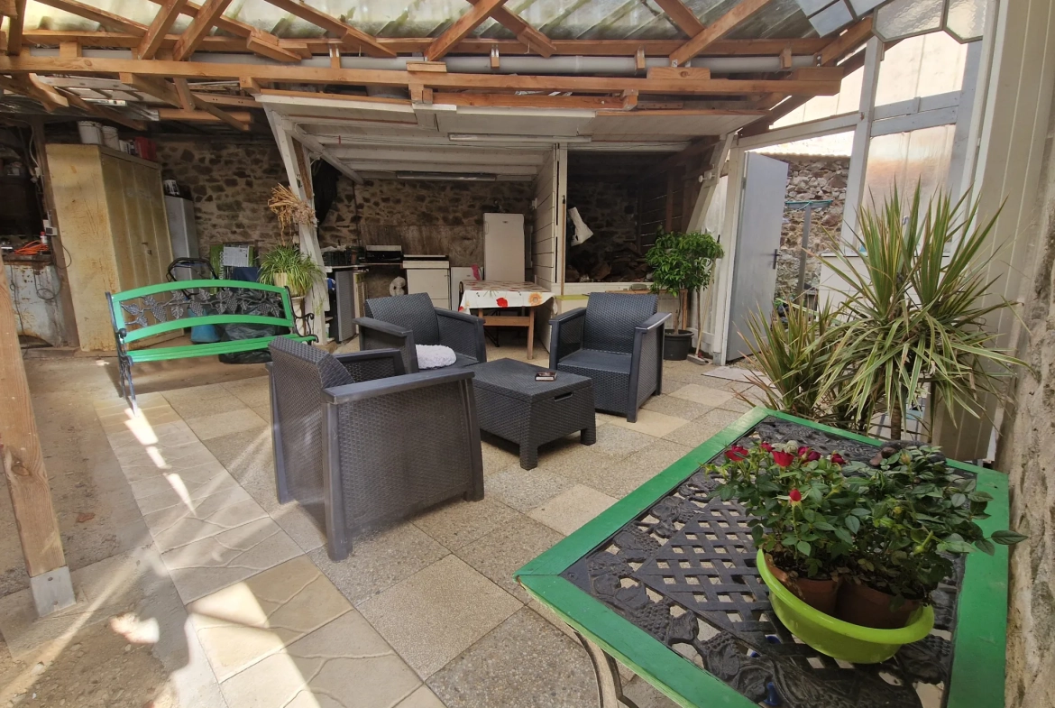 Maison en pierres avec extérieur cosy à Masseret, 4 chambres, jardin et accès facile 