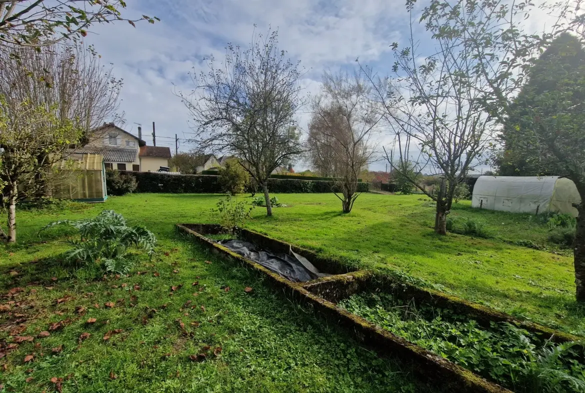 Maison en pierres avec extérieur cosy à Masseret, 4 chambres, jardin et accès facile 