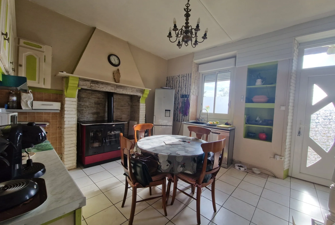 Maison en pierres avec extérieur cosy à Masseret, 4 chambres, jardin et accès facile 