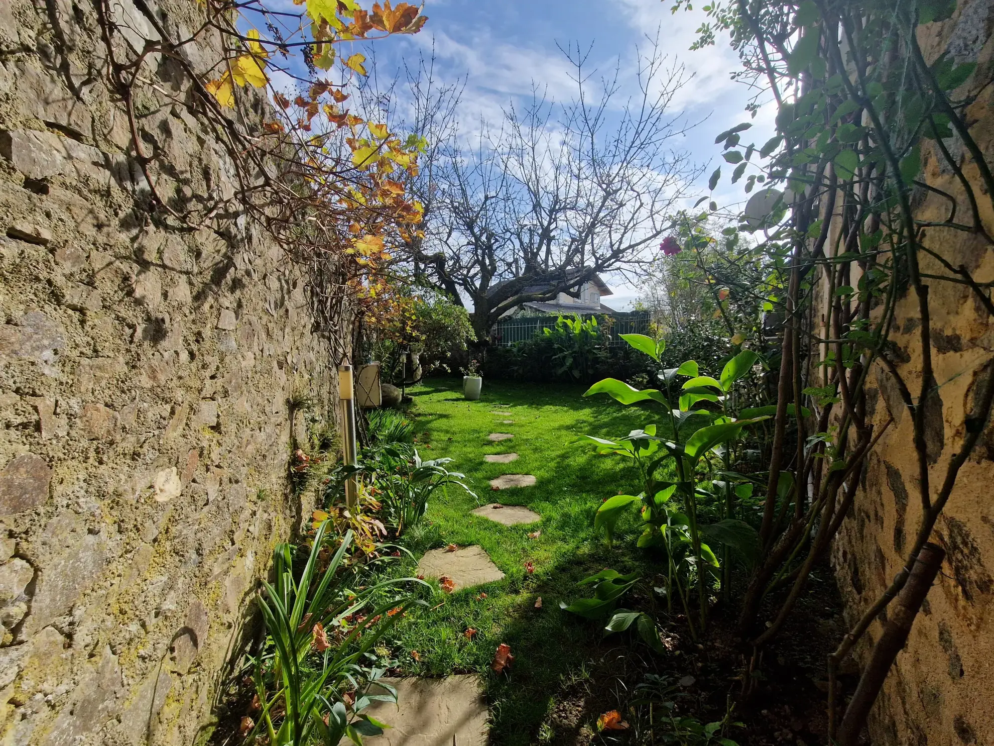 Maison en pierres avec extérieur cosy à Masseret, 4 chambres, jardin et accès facile 