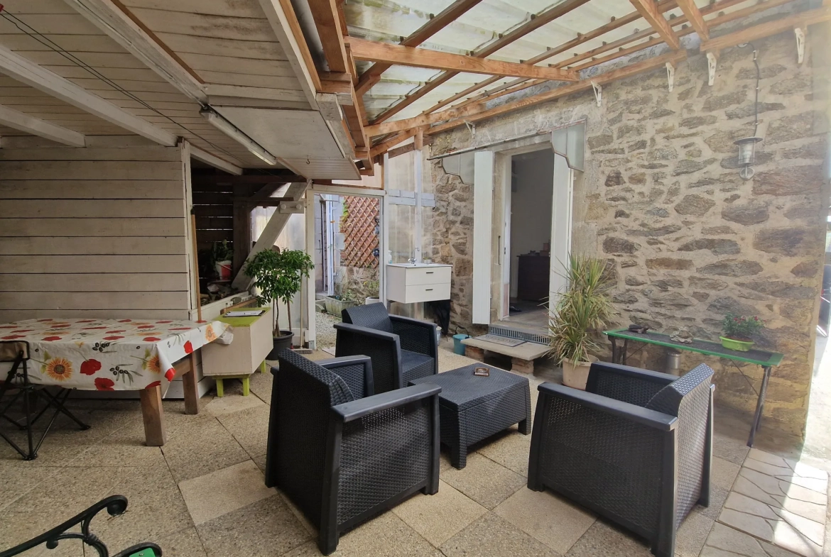 Maison en pierres avec extérieur cosy à Masseret, 4 chambres, jardin et accès facile 