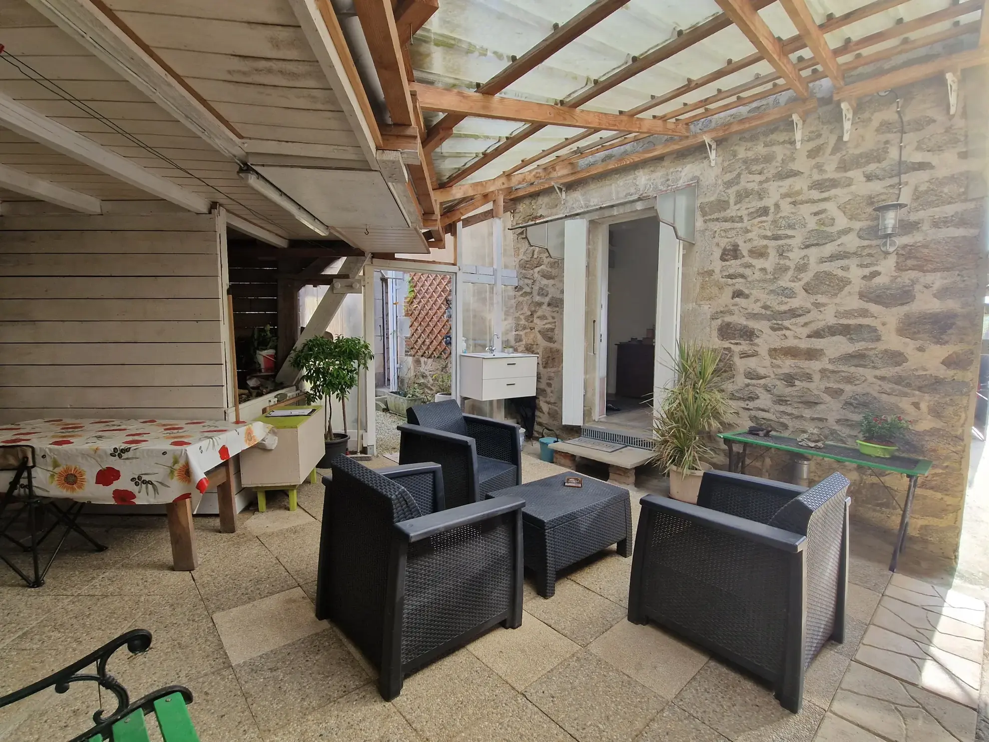 Maison en pierres avec extérieur cosy à Masseret, 4 chambres, jardin et accès facile 