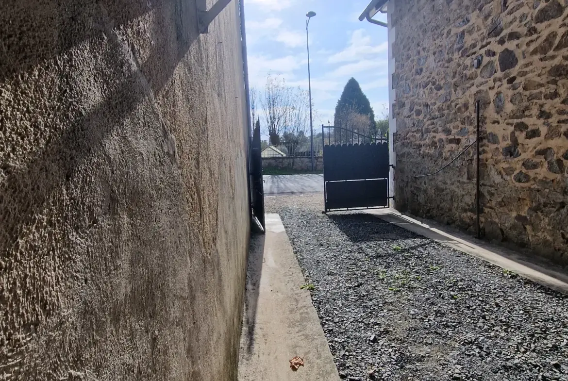 Maison en pierres avec extérieur cosy à Masseret, 4 chambres, jardin et accès facile 