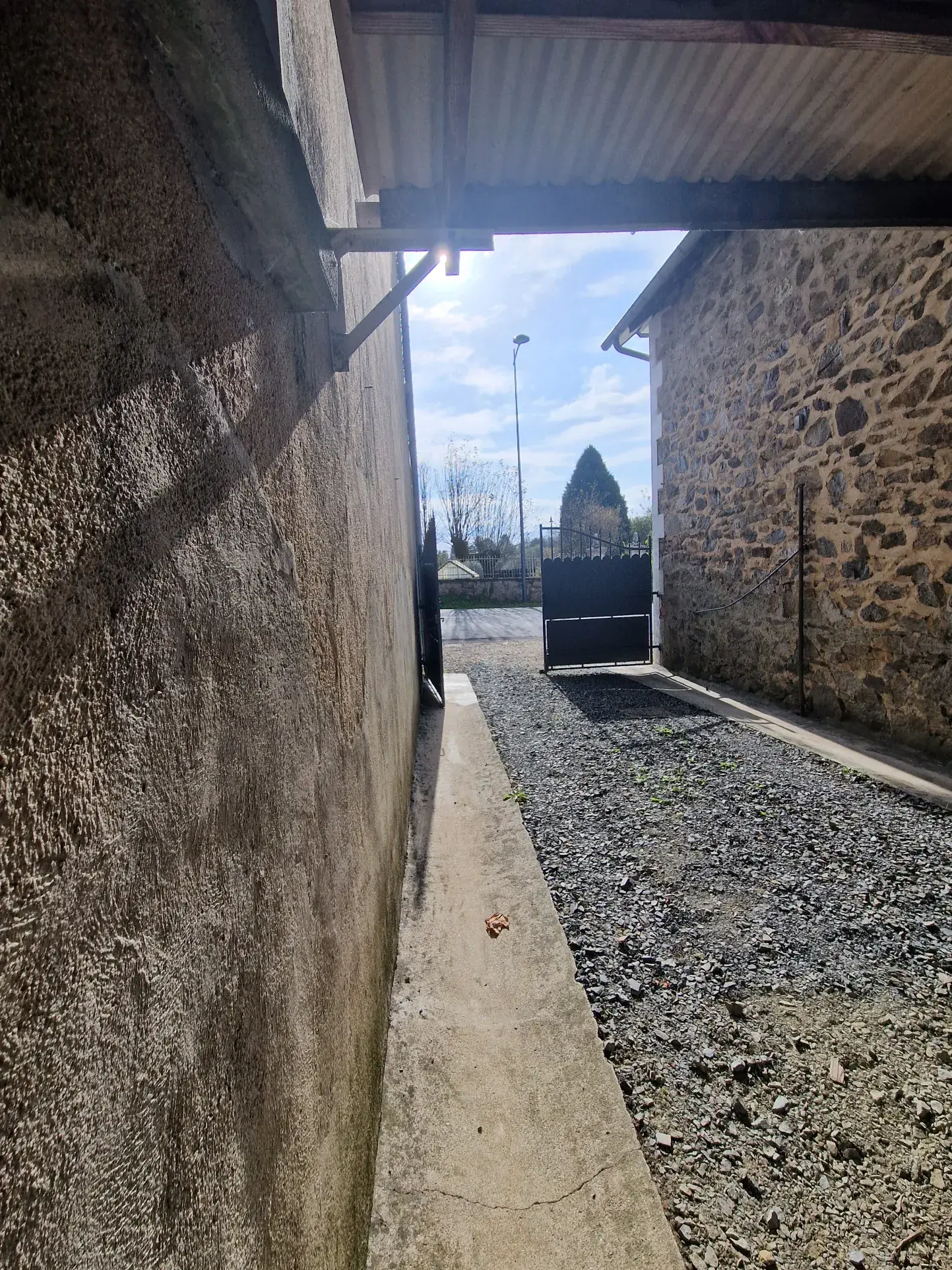 Maison en pierres avec extérieur cosy à Masseret, 4 chambres, jardin et accès facile 