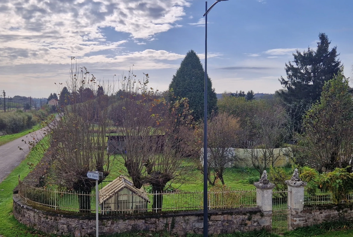 Maison en pierres avec extérieur cosy à Masseret, 4 chambres, jardin et accès facile 
